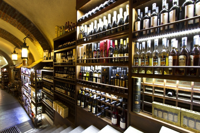 ecommerce-CABRIS-min_world_street_travel_shop_canon_georgia_wine_bottles-429767